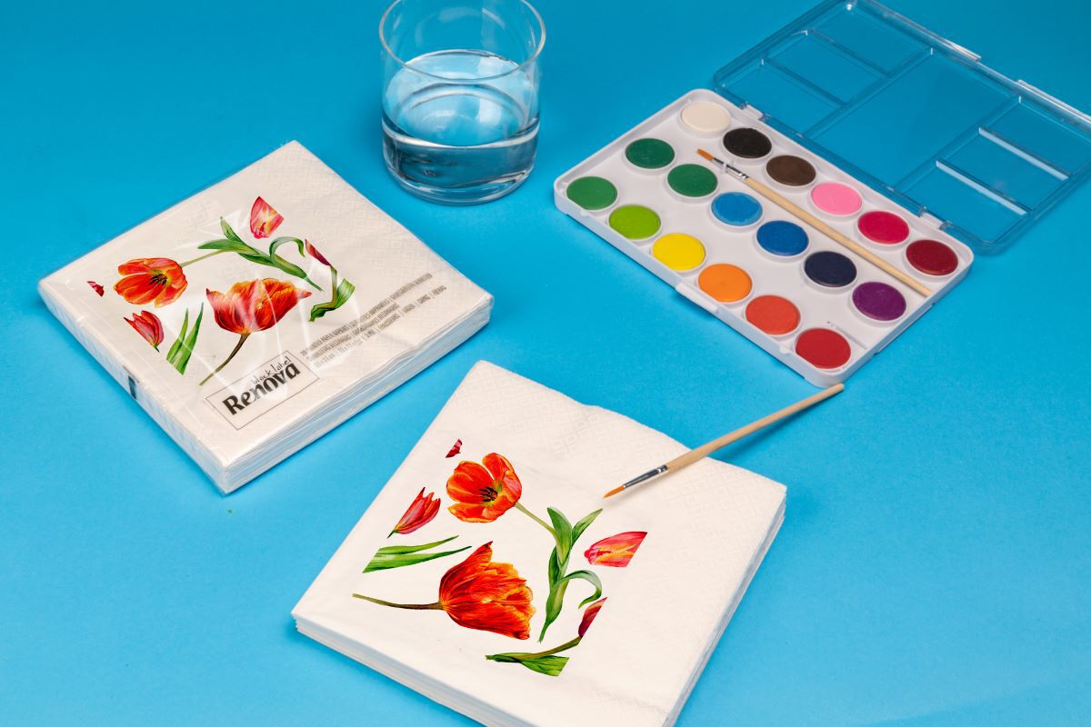 Customise your napkins + brush and color pallet